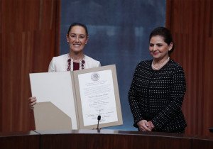 Claudia Sheinbaum recibe constancia como presidenta electa de México