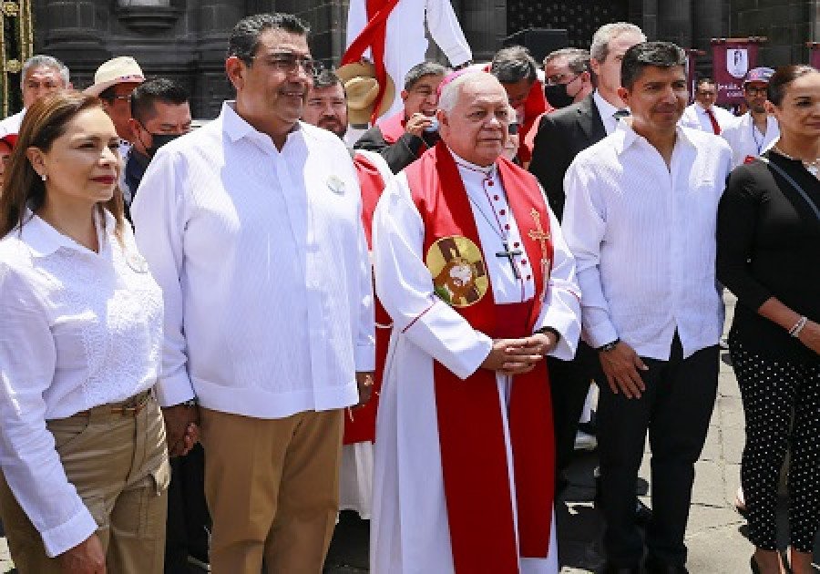 Participa el gobernador Sergio Salomón en Procesión con el Arzobispo de Puebla