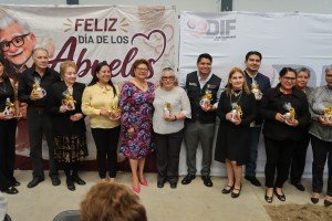 Omar Muñoz y Tere Alfaro reconocen a los abuelitos de Cuautlancingo