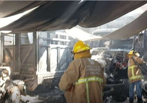 Incendio consume 7 camiones de carga y un vehículo en Texmelucan