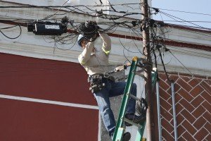 Retiran cableado en desuso en Puebla Capital