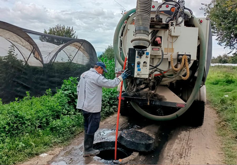 En Domingo Arenas, CEASPUE desazolva alcantarillado sanitario y fosas sépticas