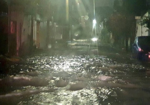 Inundación en 40 viviendas y autos varados, en Lomas del Valle
