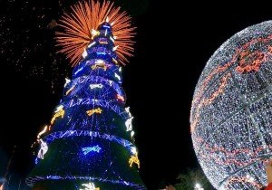 Llega magia navideña a Chignahuapan con encendido de árbol y esfera monumental