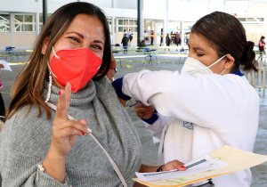 Titulares de SEP estatal y federal recorren sedes de vacunación para el sector educativo