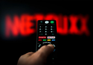 Netflix arranca en un centenar de países cobro extra por compartir contraseña