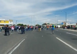 Cierran autopista Puebla-Orizaba por conflicto en Central de Abasto