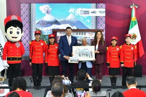 El gobernador Alejandro Armenta y la titular de la Lotería, Olivia Salomón, develan billete inspirado en Puebla y sus montañas