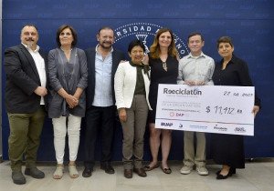 Rectora María Lilia Cedillo Ramírez entrega cheque del Reciclatón 2023