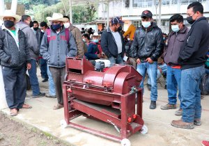 Entrega SDR apoyos para el campo en Eloxochitlán