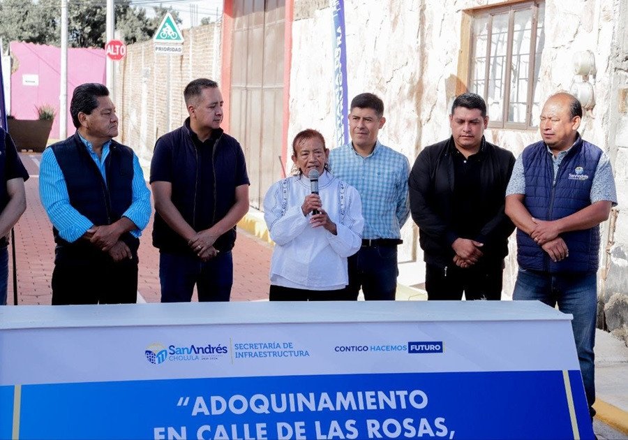 Entrega Edmundo Tlatehui adoquinamientos en Santa María Tonantzintla y San Francisco Acatepec   