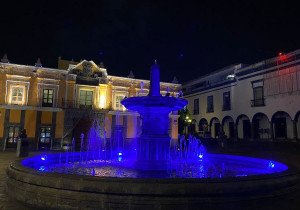 Iluminan de azul las principales fuentes de Puebla capital