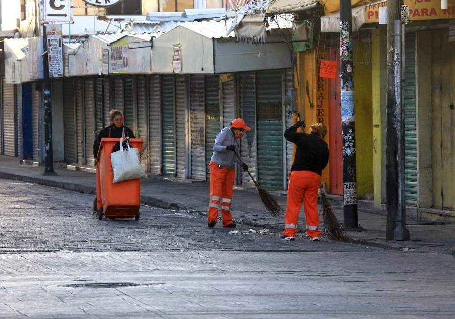Realizan labores de limpieza en Centro de Puebla