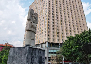 Develan monumento ‘La Joven de Amajac’ en Paseo de la Reforma