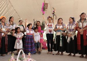 Claudia Sheinbaum recibió el bastón de mando los pueblos originarios de Xochimilco
