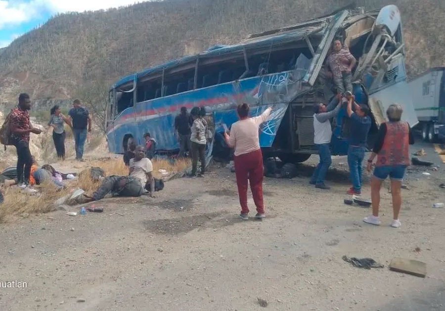 Suman 17 migrantes muertos tras accidente en límites de Puebla y Oaxaca