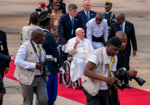 Papa Francisco inicia su visita en África en medio de conflictos