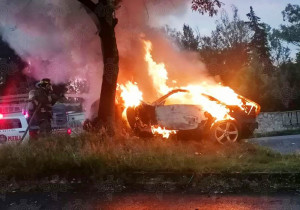 Se incendia Mercedes Benz en el bulevar Vicente Suárez