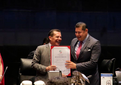 Senado reconoce trayectoria del sinaloense, Julio César Chávez