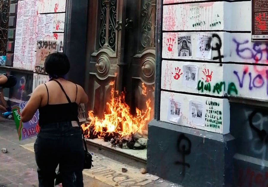 Pintas y daños en edificios durante la marcha #8M2021, en Puebla