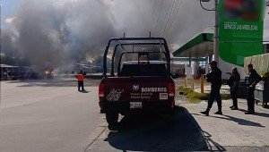 Sofocó bomberos de Texmelucan incendio en bodega que almacenaba madera