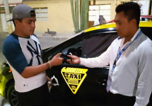 Taxista regresa celular y lo felicitan por su honestidad
