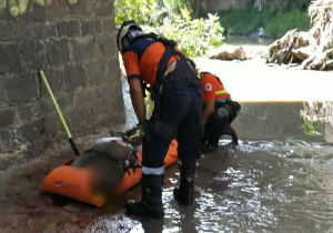 Rescatan a hombre que cayó a barranca en Puebla capital