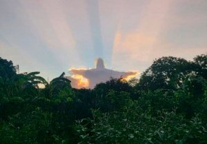 Captan nube con forma de Cristo en Yucatán