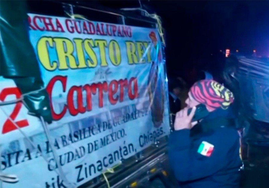 Tráiler embiste camioneta con peregrinos en México-Puebla; hay tres lesionados