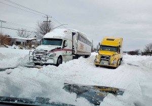 Dejan nevadas en NY muertos y embotellamientos en carreteras