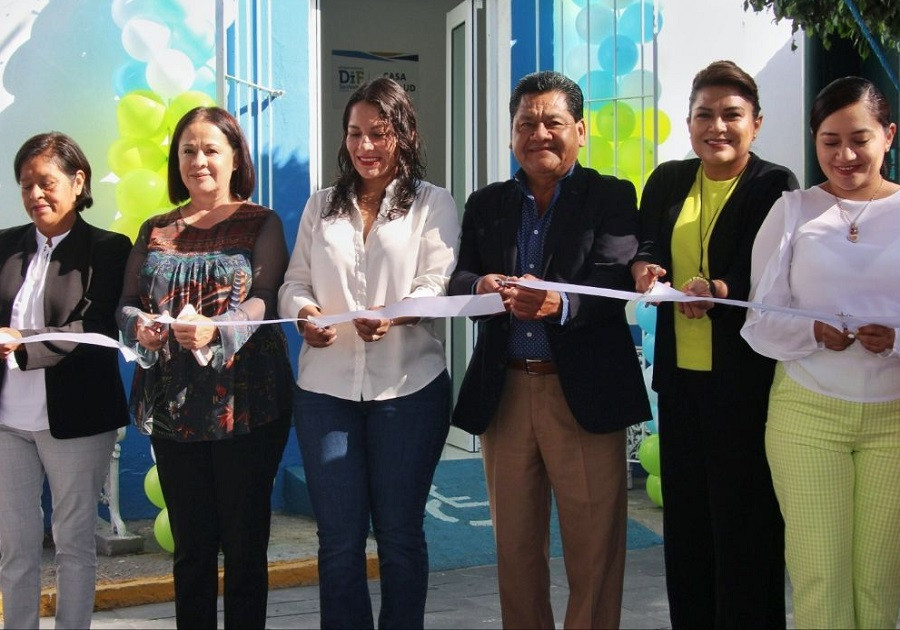 Lupita Cuautle inaugura la rehabilitación de la Casa de Salud de Santa María Tonantzintla