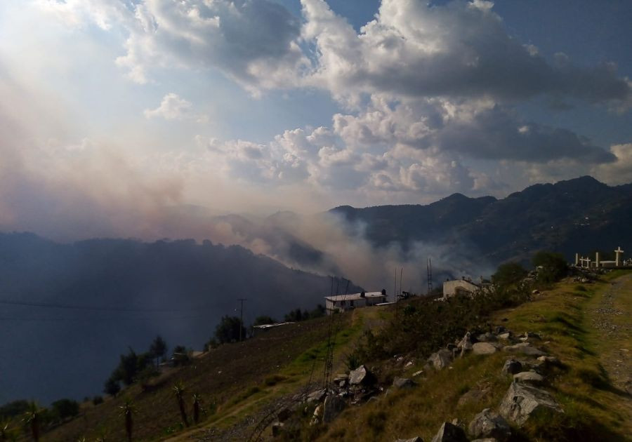 Clases a distancia en 23 escuelas por incendio forestal en Zacatlán