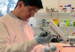 Severidad de ómicron puede enmascararse por la doble o triple vacunación: investigador