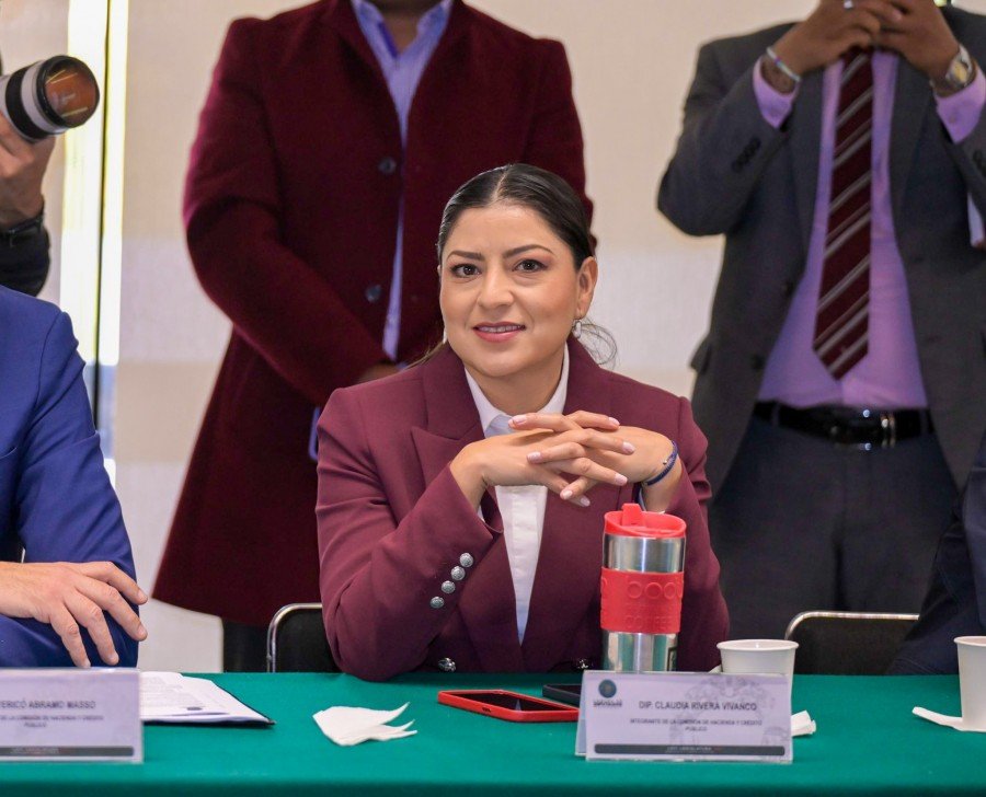 Morena busca eliminar cargos extra en aerolíneas por asientos para menores