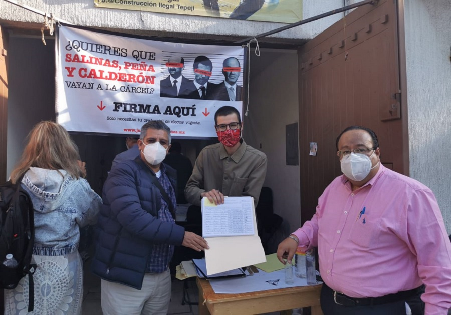 La entrega de las firmas en Ciudad de México.
