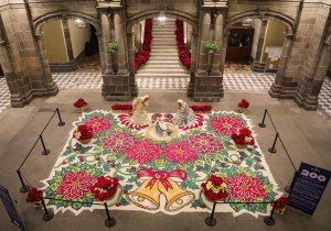 Nacimiento de talavera y alfombra artística transforman el Palacio Municipal