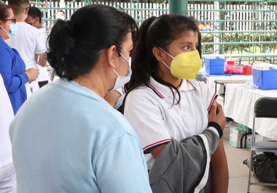 Abre Salud primera dosis para menores en jornada vigente en Puebla capital