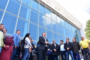Llegan a Puebla los primeros pasajeros del vuelo directo desde Newark