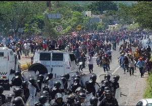 Chilpancingo: manifestantes roban ‘Rino’ y lo usan para irrumpir en palacio de gobierno