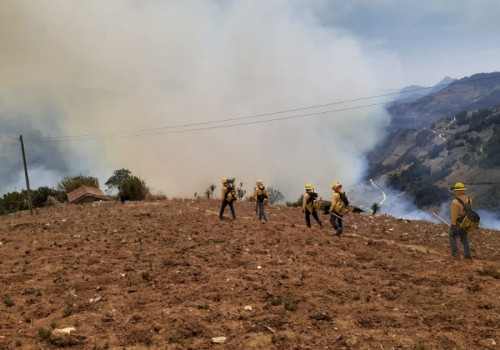 Evacuan a 150 personas por incendio forestal en Zacatlán