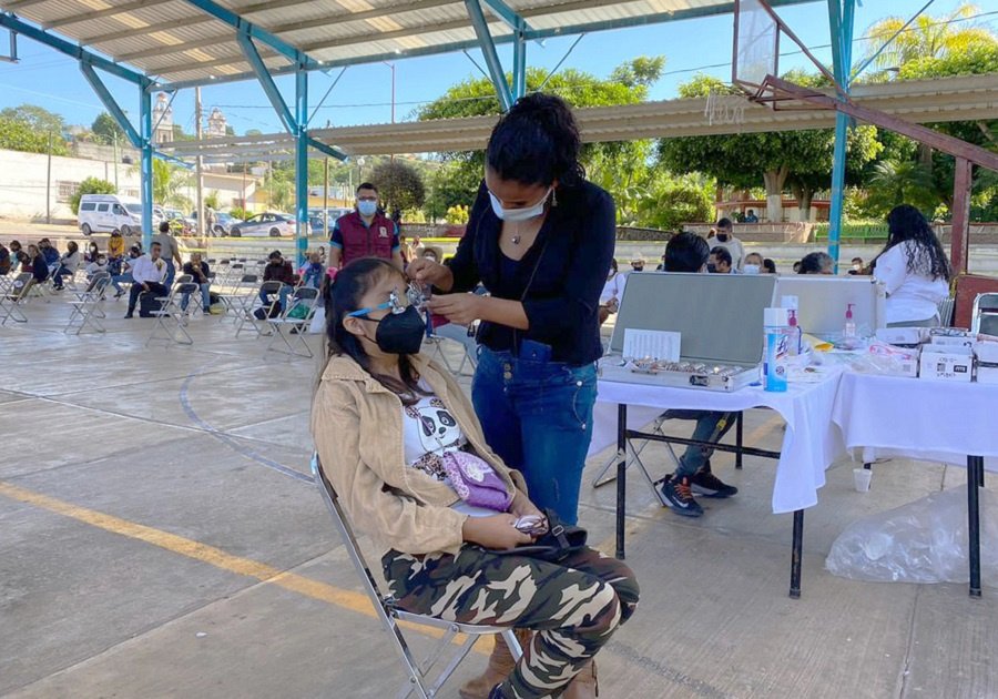 SEDIF y Beneficencia Pública entregan lentes