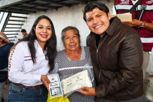 Tonantzin Fernández fortalece al campo cholulteca con entrega de biofertilizantes