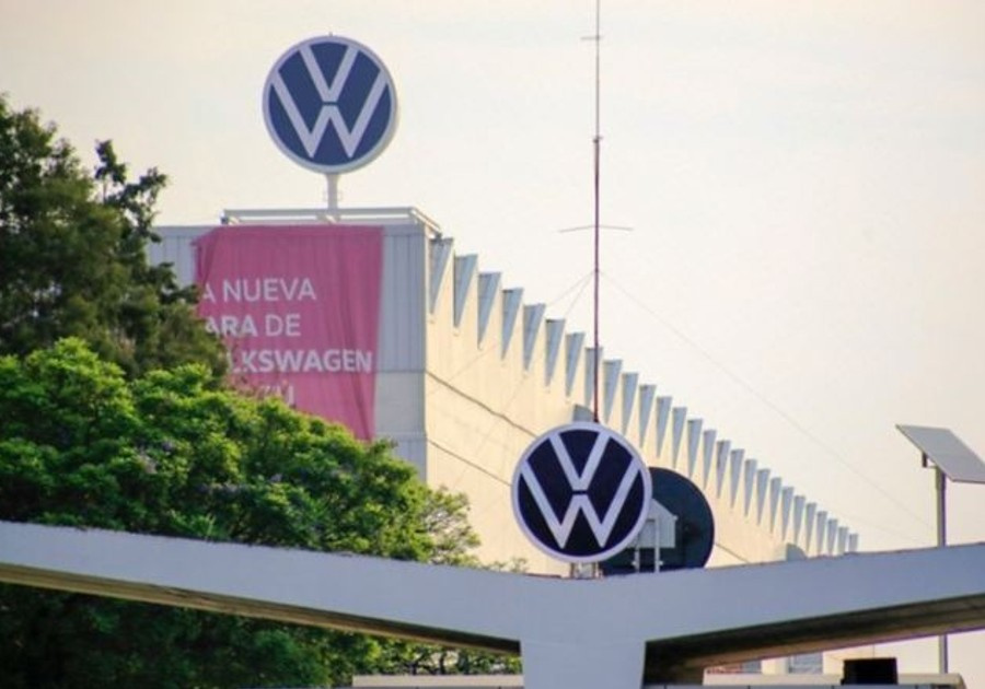 Arriesgan sindicalizados el futuro de empresa y trabajadores de VW en Puebla