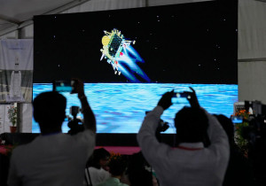 India hace historia al aterrizar su nave espacial cerca del polo sur de la luna