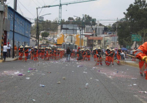 Tras el desfile, 177 “naranjitas” limpian a Puebla capital