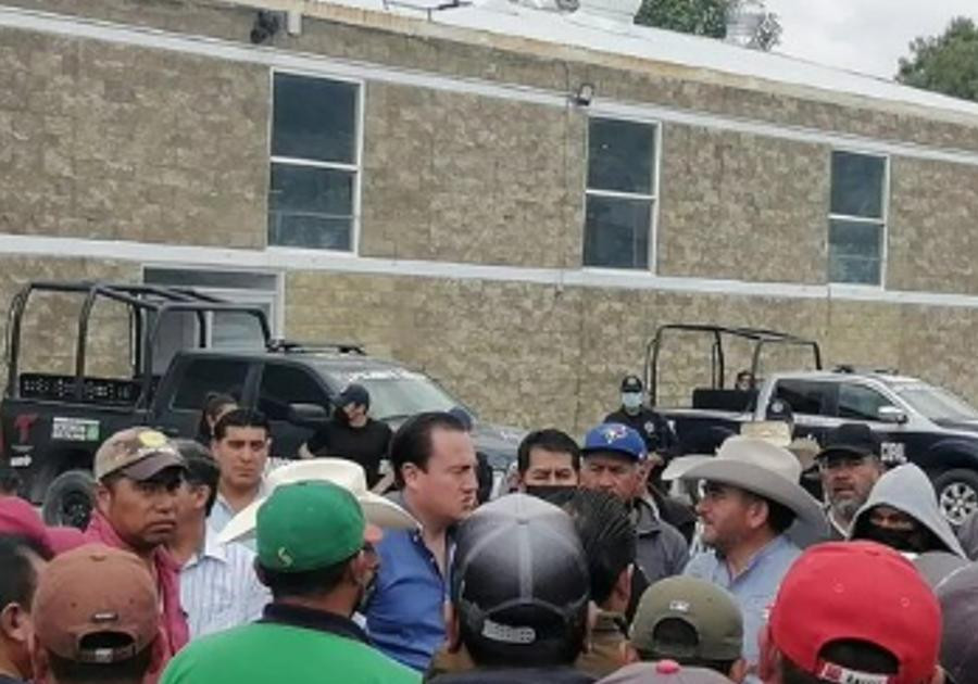 Increpa grupo de agricultores de Tecamachalco a Nacho Mier Jr. por robos y moches