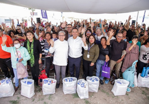 Mundo Tlatehui encabeza la entrega de apoyos alimentarios “De la Mano Contigo”