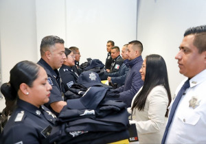 Entrega Mundo Tlatehui uniformes a elementos de la Secretaría de Seguridad Pública