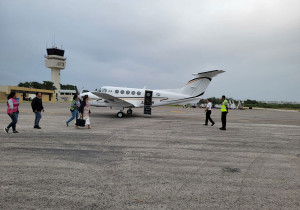 Xóchitl Gálvez viaja en avioneta privada de lujo llena de maletas