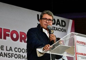 Monreal se baja de la contienda por la jefatura de Gobierno